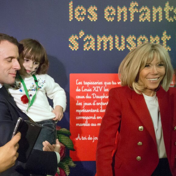 Le président de la république, Emmanuel Macron et la Première Dame fêtent le Noël de l'Elysée à la Manufacture des Gobelins, Paris, France, le 19 décembre 2018. A l'occasion du traditionnel " Noël de l'Elysée " qui a lieu cette année à la Manufacture des Gobelins (en raison des travaux de rénovation actuellement en cours), le Président de la République et la Première Dame ont accueilli des enfants du personnel de l'Elysée, des enfants de policiers, gendarmes, pompiers et de militaires morts ou gravement blessés en service cette année, ainsi que des enfants de l'association ELA, Solidarité enfants Sida, Du Sport et plus, et des résidents de l'institut médico-éducatif Henri Wallon. © Stephane Lemouton / Bestimage