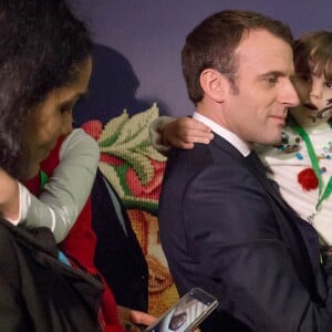 Le président de la république, Emmanuel Macron et la Première Dame fêtent le Noël de l'Elysée à la Manufacture des Gobelins, Paris, France, le 19 décembre 2018. A l'occasion du traditionnel " Noël de l'Elysée " qui a lieu cette année à la Manufacture des Gobelins (en raison des travaux de rénovation actuellement en cours), le Président de la République et la Première Dame ont accueilli des enfants du personnel de l'Elysée, des enfants de policiers, gendarmes, pompiers et de militaires morts ou gravement blessés en service cette année, ainsi que des enfants de l'association ELA, Solidarité enfants Sida, Du Sport et plus, et des résidents de l'institut médico-éducatif Henri Wallon. © Stephane Lemouton / Bestimage