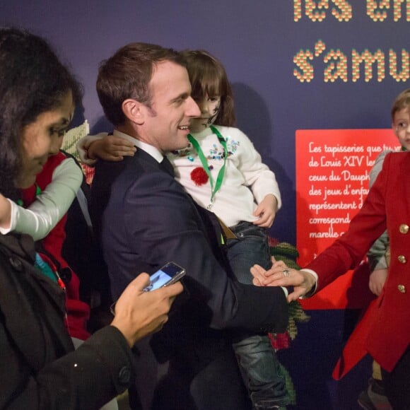 Le président de la république, Emmanuel Macron et la Première Dame fêtent le Noël de l'Elysée à la Manufacture des Gobelins, Paris, France, le 19 décembre 2018. A l'occasion du traditionnel " Noël de l'Elysée " qui a lieu cette année à la Manufacture des Gobelins (en raison des travaux de rénovation actuellement en cours), le Président de la République et la Première Dame ont accueilli des enfants du personnel de l'Elysée, des enfants de policiers, gendarmes, pompiers et de militaires morts ou gravement blessés en service cette année, ainsi que des enfants de l'association ELA, Solidarité enfants Sida, Du Sport et plus, et des résidents de l'institut médico-éducatif Henri Wallon. © Stephane Lemouton / Bestimage