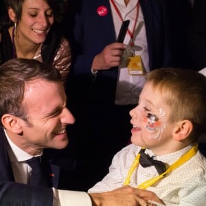 Le président de la république, Emmanuel Macron et la Première Dame fêtent le Noël de l'Elysée à la Manufacture des Gobelins, Paris, France, le 19 décembre 2018. A l'occasion du traditionnel " Noël de l'Elysée " qui a lieu cette année à la Manufacture des Gobelins (en raison des travaux de rénovation actuellement en cours), le Président de la République et la Première Dame ont accueilli des enfants du personnel de l'Elysée, des enfants de policiers, gendarmes, pompiers et de militaires morts ou gravement blessés en service cette année, ainsi que des enfants de l'association ELA, Solidarité enfants Sida, Du Sport et plus, et des résidents de l'institut médico-éducatif Henri Wallon. © Stephane Lemouton / Bestimage