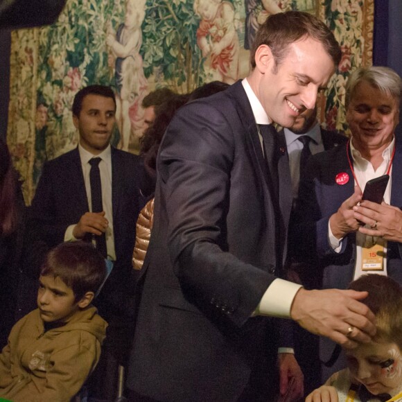 Le président de la république, Emmanuel Macron et la Première Dame fêtent le Noël de l'Elysée à la Manufacture des Gobelins, Paris, France, le 19 décembre 2018. A l'occasion du traditionnel " Noël de l'Elysée " qui a lieu cette année à la Manufacture des Gobelins (en raison des travaux de rénovation actuellement en cours), le Président de la République et la Première Dame ont accueilli des enfants du personnel de l'Elysée, des enfants de policiers, gendarmes, pompiers et de militaires morts ou gravement blessés en service cette année, ainsi que des enfants de l'association ELA, Solidarité enfants Sida, Du Sport et plus, et des résidents de l'institut médico-éducatif Henri Wallon. © Stephane Lemouton / Bestimage