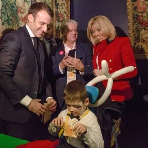 Le président de la république, Emmanuel Macron et la Première Dame fêtent le Noël de l'Elysée à la Manufacture des Gobelins, Paris, France, le 19 décembre 2018. A l'occasion du traditionnel " Noël de l'Elysée " qui a lieu cette année à la Manufacture des Gobelins (en raison des travaux de rénovation actuellement en cours), le Président de la République et la Première Dame ont accueilli des enfants du personnel de l'Elysée, des enfants de policiers, gendarmes, pompiers et de militaires morts ou gravement blessés en service cette année, ainsi que des enfants de l'association ELA, Solidarité enfants Sida, Du Sport et plus, et des résidents de l'institut médico-éducatif Henri Wallon. © Stephane Lemouton / Bestimage