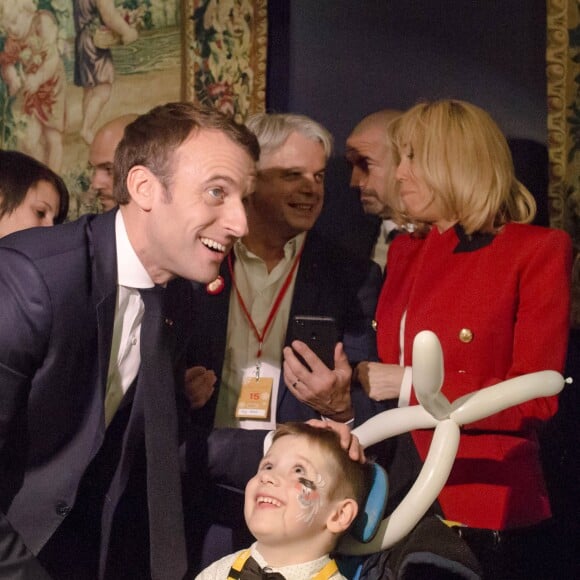 Le président de la république, Emmanuel Macron et la Première Dame fêtent le Noël de l'Elysée à la Manufacture des Gobelins, Paris, France, le 19 décembre 2018. A l'occasion du traditionnel " Noël de l'Elysée " qui a lieu cette année à la Manufacture des Gobelins (en raison des travaux de rénovation actuellement en cours), le Président de la République et la Première Dame ont accueilli des enfants du personnel de l'Elysée, des enfants de policiers, gendarmes, pompiers et de militaires morts ou gravement blessés en service cette année, ainsi que des enfants de l'association ELA, Solidarité enfants Sida, Du Sport et plus, et des résidents de l'institut médico-éducatif Henri Wallon. © Stephane Lemouton / Bestimage