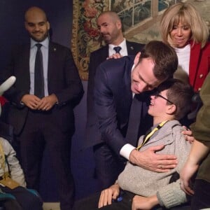 Le président de la république, Emmanuel Macron et la Première Dame fêtent le Noël de l'Elysée à la Manufacture des Gobelins, Paris, France, le 19 décembre 2018. A l'occasion du traditionnel " Noël de l'Elysée " qui a lieu cette année à la Manufacture des Gobelins (en raison des travaux de rénovation actuellement en cours), le Président de la République et la Première Dame ont accueilli des enfants du personnel de l'Elysée, des enfants de policiers, gendarmes, pompiers et de militaires morts ou gravement blessés en service cette année, ainsi que des enfants de l'association ELA, Solidarité enfants Sida, Du Sport et plus, et des résidents de l'institut médico-éducatif Henri Wallon. © Stephane Lemouton / Bestimage