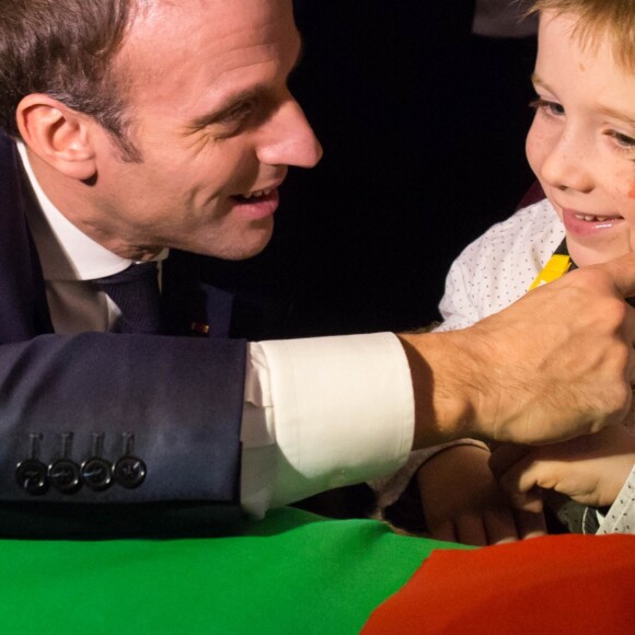 Le président de la république, Emmanuel Macron et la Première Dame fêtent le Noël de l'Elysée à la Manufacture des Gobelins, Paris, France, le 19 décembre 2018. A l'occasion du traditionnel " Noël de l'Elysée " qui a lieu cette année à la Manufacture des Gobelins (en raison des travaux de rénovation actuellement en cours), le Président de la République et la Première Dame ont accueilli des enfants du personnel de l'Elysée, des enfants de policiers, gendarmes, pompiers et de militaires morts ou gravement blessés en service cette année, ainsi que des enfants de l'association ELA, Solidarité enfants Sida, Du Sport et plus, et des résidents de l'institut médico-éducatif Henri Wallon. © Stephane Lemouton / Bestimage