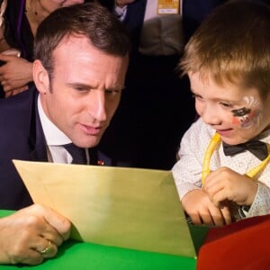 Le président de la république, Emmanuel Macron et la Première Dame Brigitte Macron fêtent le Noël de l'Elysée à la Manufacture des Gobelins, Paris, France, le 19 décembre 2018. A l'occasion du traditionnel " Noël de l'Elysée " qui a lieu cette année à la Manufacture des Gobelins (en raison des travaux de rénovation actuellement en cours), le Président de la République et la Première Dame Mme Brigitte Macron, ont accueilli des enfants du personnel de l'Elysée, des enfants de policiers, gendarmes, pompiers et de militaires morts ou gravement blessés en service cette année, ainsi que des enfants de l'association ELA, Solidarité enfants Sida, Du Sport et plus, et des résidents de l'institut médico-éducatif Henri Wallon. © Stephane Lemouton / Bestimage