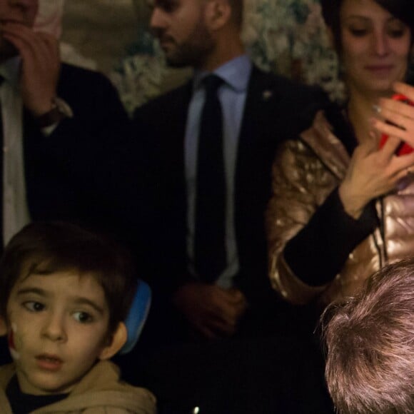 Le président de la république, Emmanuel Macron et la Première Dame Brigitte Macron fêtent le Noël de l'Elysée à la Manufacture des Gobelins, Paris, France, le 19 décembre 2018. A l'occasion du traditionnel " Noël de l'Elysée " qui a lieu cette année à la Manufacture des Gobelins (en raison des travaux de rénovation actuellement en cours), le Président de la République et la Première Dame Mme Brigitte Macron, ont accueilli des enfants du personnel de l'Elysée, des enfants de policiers, gendarmes, pompiers et de militaires morts ou gravement blessés en service cette année, ainsi que des enfants de l'association ELA, Solidarité enfants Sida, Du Sport et plus, et des résidents de l'institut médico-éducatif Henri Wallon. © Stephane Lemouton / Bestimage