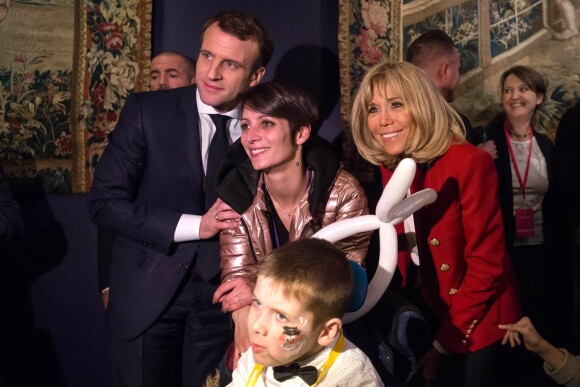 Le président de la république, Emmanuel Macron et la Première Dame Brigitte Macron fêtent le Noël de l'Elysée à la Manufacture des Gobelins, Paris, France, le 19 décembre 2018. A l'occasion du traditionnel " Noël de l'Elysée " qui a lieu cette année à la Manufacture des Gobelins (en raison des travaux de rénovation actuellement en cours), le Président de la République et la Première Dame Mme Brigitte Macron, ont accueilli des enfants du personnel de l'Elysée, des enfants de policiers, gendarmes, pompiers et de militaires morts ou gravement blessés en service cette année, ainsi que des enfants de l'association ELA, Solidarité enfants Sida, Du Sport et plus, et des résidents de l'institut médico-éducatif Henri Wallon. © Stephane Lemouton / Bestimage