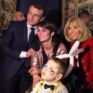 Le président de la république, Emmanuel Macron et la Première Dame Brigitte Macron fêtent le Noël de l'Elysée à la Manufacture des Gobelins, Paris, France, le 19 décembre 2018. A l'occasion du traditionnel " Noël de l'Elysée " qui a lieu cette année à la Manufacture des Gobelins (en raison des travaux de rénovation actuellement en cours), le Président de la République et la Première Dame Mme Brigitte Macron, ont accueilli des enfants du personnel de l'Elysée, des enfants de policiers, gendarmes, pompiers et de militaires morts ou gravement blessés en service cette année, ainsi que des enfants de l'association ELA, Solidarité enfants Sida, Du Sport et plus, et des résidents de l'institut médico-éducatif Henri Wallon. © Stephane Lemouton / Bestimage