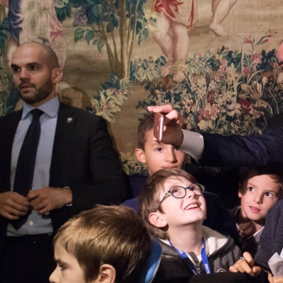 Le président de la république, Emmanuel Macron et la Première Dame Brigitte Macron fêtent le Noël de l'Elysée à la Manufacture des Gobelins, Paris, France, le 19 décembre 2018. A l'occasion du traditionnel " Noël de l'Elysée " qui a lieu cette année à la Manufacture des Gobelins (en raison des travaux de rénovation actuellement en cours), le Président de la République et la Première Dame Mme Brigitte Macron, ont accueilli des enfants du personnel de l'Elysée, des enfants de policiers, gendarmes, pompiers et de militaires morts ou gravement blessés en service cette année, ainsi que des enfants de l'association ELA, Solidarité enfants Sida, Du Sport et plus, et des résidents de l'institut médico-éducatif Henri Wallon. © Stephane Lemouton / Bestimage