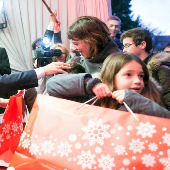 Le président de la république, Emmanuel Macron et la Première Dame Brigitte Macron fêtent le Noël de l'Elysée à la Manufacture des Gobelins, Paris, France, le 19 décembre 2018. A l'occasion du traditionnel " Noël de l'Elysée " qui a lieu cette année à la Manufacture des Gobelins (en raison des travaux de rénovation actuellement en cours), le Président de la République et la Première Dame Mme Brigitte Macron, ont accueilli des enfants du personnel de l'Elysée, des enfants de policiers, gendarmes, pompiers et de militaires morts ou gravement blessés en service cette année, ainsi que des enfants de l'association ELA, Solidarité enfants Sida, Du Sport et plus, et des résidents de l'institut médico-éducatif Henri Wallon. © Stephane Lemouton / Bestimage