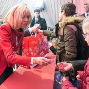 Le président de la république, Emmanuel Macron et la Première Dame Brigitte Macron fêtent le Noël de l'Elysée à la Manufacture des Gobelins, Paris, France, le 19 décembre 2018. A l'occasion du traditionnel " Noël de l'Elysée " qui a lieu cette année à la Manufacture des Gobelins (en raison des travaux de rénovation actuellement en cours), le Président de la République et la Première Dame Mme Brigitte Macron, ont accueilli des enfants du personnel de l'Elysée, des enfants de policiers, gendarmes, pompiers et de militaires morts ou gravement blessés en service cette année, ainsi que des enfants de l'association ELA, Solidarité enfants Sida, Du Sport et plus, et des résidents de l'institut médico-éducatif Henri Wallon. © Stephane Lemouton / Bestimage