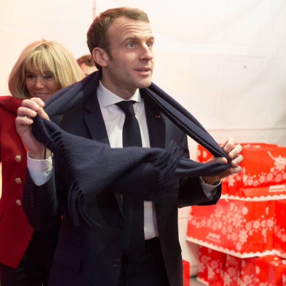 Le président de la république, Emmanuel Macron et la Première Dame Brigitte Macron fêtent le Noël de l'Elysée à la Manufacture des Gobelins, Paris, France, le 19 décembre 2018. A l'occasion du traditionnel " Noël de l'Elysée " qui a lieu cette année à la Manufacture des Gobelins (en raison des travaux de rénovation actuellement en cours), le Président de la République et la Première Dame Mme Brigitte Macron, ont accueilli des enfants du personnel de l'Elysée, des enfants de policiers, gendarmes, pompiers et de militaires morts ou gravement blessés en service cette année, ainsi que des enfants de l'association ELA, Solidarité enfants Sida, Du Sport et plus, et des résidents de l'institut médico-éducatif Henri Wallon. © Stephane Lemouton / Bestimage