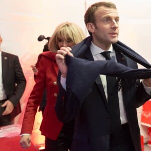 Le président de la république, Emmanuel Macron et la Première Dame Brigitte Macron fêtent le Noël de l'Elysée à la Manufacture des Gobelins, Paris, France, le 19 décembre 2018. A l'occasion du traditionnel " Noël de l'Elysée " qui a lieu cette année à la Manufacture des Gobelins (en raison des travaux de rénovation actuellement en cours), le Président de la République et la Première Dame Mme Brigitte Macron, ont accueilli des enfants du personnel de l'Elysée, des enfants de policiers, gendarmes, pompiers et de militaires morts ou gravement blessés en service cette année, ainsi que des enfants de l'association ELA, Solidarité enfants Sida, Du Sport et plus, et des résidents de l'institut médico-éducatif Henri Wallon. © Stephane Lemouton / Bestimage