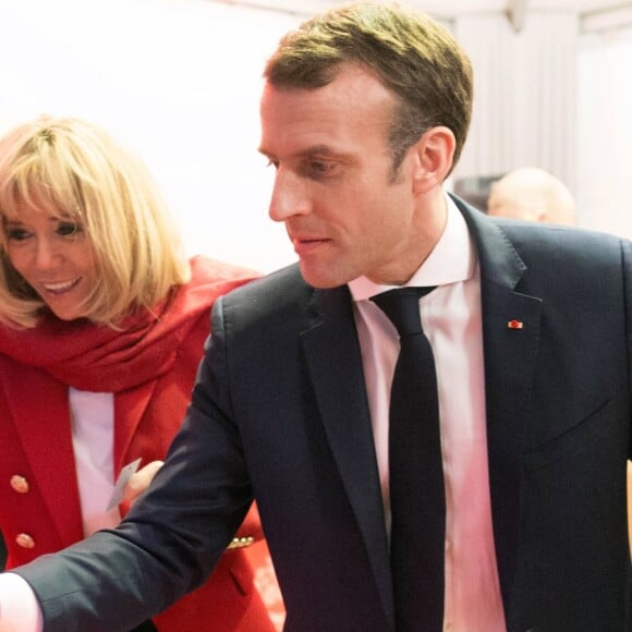 Le président de la république, Emmanuel Macron et la Première Dame Brigitte Macron fêtent le Noël de l'Elysée à la Manufacture des Gobelins, Paris, France, le 19 décembre 2018. A l'occasion du traditionnel " Noël de l'Elysée " qui a lieu cette année à la Manufacture des Gobelins (en raison des travaux de rénovation actuellement en cours), le Président de la République et la Première Dame Mme Brigitte Macron, ont accueilli des enfants du personnel de l'Elysée, des enfants de policiers, gendarmes, pompiers et de militaires morts ou gravement blessés en service cette année, ainsi que des enfants de l'association ELA, Solidarité enfants Sida, Du Sport et plus, et des résidents de l'institut médico-éducatif Henri Wallon. © Stephane Lemouton / Bestimage