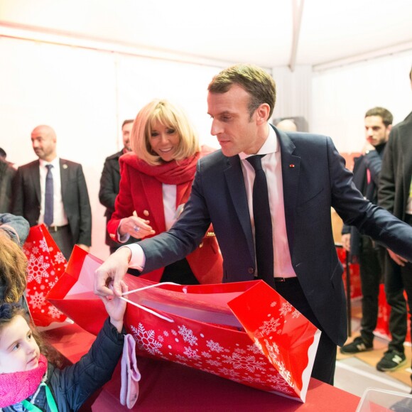 Le président de la république, Emmanuel Macron et la Première Dame Brigitte Macron fêtent le Noël de l'Elysée à la Manufacture des Gobelins, Paris, France, le 19 décembre 2018. A l'occasion du traditionnel " Noël de l'Elysée " qui a lieu cette année à la Manufacture des Gobelins (en raison des travaux de rénovation actuellement en cours), le Président de la République et la Première Dame Mme Brigitte Macron, ont accueilli des enfants du personnel de l'Elysée, des enfants de policiers, gendarmes, pompiers et de militaires morts ou gravement blessés en service cette année, ainsi que des enfants de l'association ELA, Solidarité enfants Sida, Du Sport et plus, et des résidents de l'institut médico-éducatif Henri Wallon. © Stephane Lemouton / Bestimage
