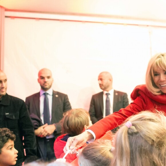 Le président de la république, Emmanuel Macron et la Première Dame Brigitte Macron fêtent le Noël de l'Elysée à la Manufacture des Gobelins, Paris, France, le 19 décembre 2018. A l'occasion du traditionnel " Noël de l'Elysée " qui a lieu cette année à la Manufacture des Gobelins (en raison des travaux de rénovation actuellement en cours), le Président de la République et la Première Dame Mme Brigitte Macron, ont accueilli des enfants du personnel de l'Elysée, des enfants de policiers, gendarmes, pompiers et de militaires morts ou gravement blessés en service cette année, ainsi que des enfants de l'association ELA, Solidarité enfants Sida, Du Sport et plus, et des résidents de l'institut médico-éducatif Henri Wallon. © Stephane Lemouton / Bestimage