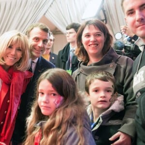 Le président de la république, Emmanuel Macron et la Première Dame Brigitte Macron fêtent le Noël de l'Elysée à la Manufacture des Gobelins, Paris, France, le 19 décembre 2018. A l'occasion du traditionnel " Noël de l'Elysée " qui a lieu cette année à la Manufacture des Gobelins (en raison des travaux de rénovation actuellement en cours), le Président de la République et la Première Dame Mme Brigitte Macron, ont accueilli des enfants du personnel de l'Elysée, des enfants de policiers, gendarmes, pompiers et de militaires morts ou gravement blessés en service cette année, ainsi que des enfants de l'association ELA, Solidarité enfants Sida, Du Sport et plus, et des résidents de l'institut médico-éducatif Henri Wallon. © Stephane Lemouton / Bestimage