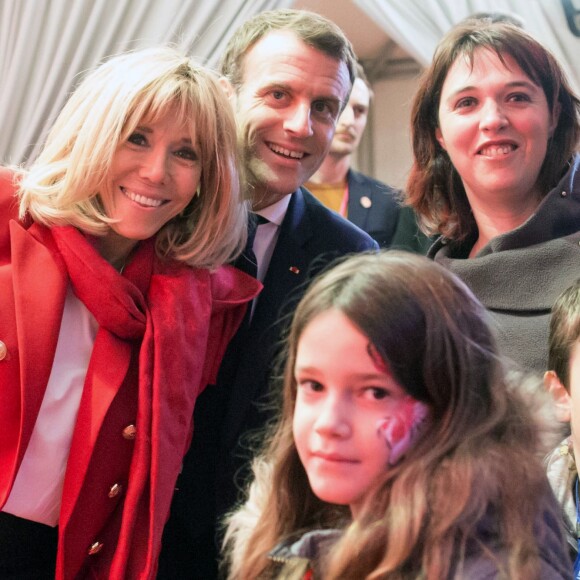 Le président de la république, Emmanuel Macron et la Première Dame Brigitte Macron fêtent le Noël de l'Elysée à la Manufacture des Gobelins, Paris, France, le 19 décembre 2018. A l'occasion du traditionnel " Noël de l'Elysée " qui a lieu cette année à la Manufacture des Gobelins (en raison des travaux de rénovation actuellement en cours), le Président de la République et la Première Dame Mme Brigitte Macron, ont accueilli des enfants du personnel de l'Elysée, des enfants de policiers, gendarmes, pompiers et de militaires morts ou gravement blessés en service cette année, ainsi que des enfants de l'association ELA, Solidarité enfants Sida, Du Sport et plus, et des résidents de l'institut médico-éducatif Henri Wallon. © Stephane Lemouton / Bestimage