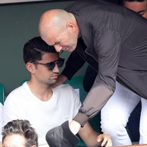 Zinédine Zidane et ses fils Luca et Enzo dans les tribunes des Internationaux de France de Tennis de Roland Garros à Paris, le 10 juin 2018. © Dominique Jacovides - Cyril Moreau/Bestimage