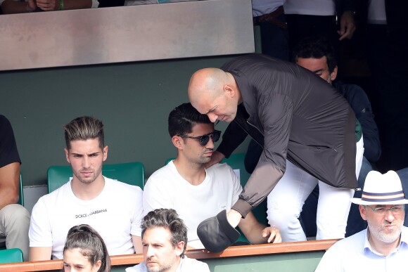 Zinédine Zidane et ses fils Luca et Enzo dans les tribunes des Internationaux de France de Tennis de Roland Garros à Paris, le 10 juin 2018. © Dominique Jacovides - Cyril Moreau/Bestimage