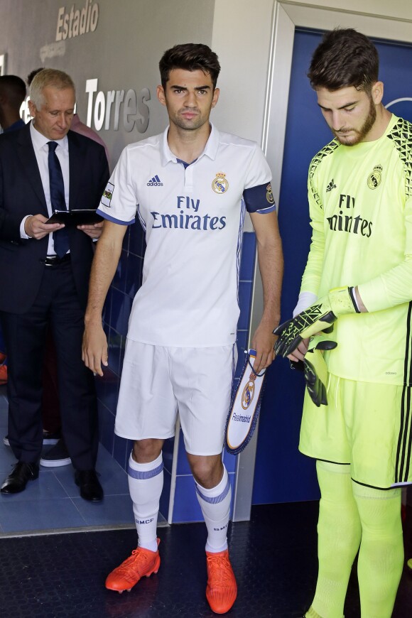 Enzo (maillot blanc) lors du match de foot de seconde division B opposant Fuenlabrada au Real Madrid Castilla. Madrid, le 25 septembre 2016.