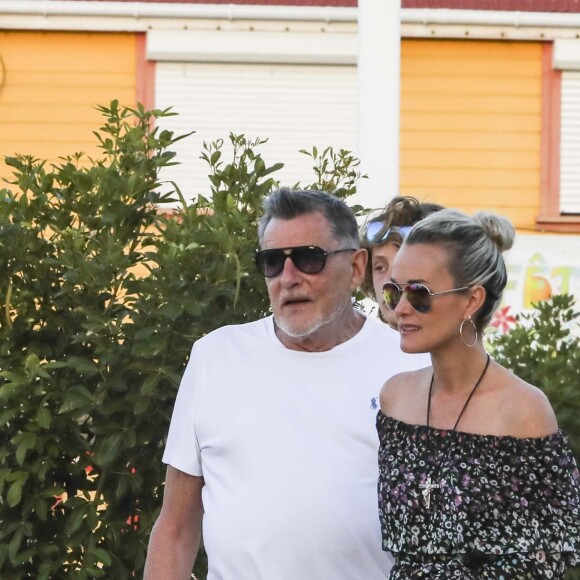 Semi-exclusif  - Laeticia Hallyday, Jean-Claude Camus - Laeticia Hallyday s'est recueillie sur la tombe de J. Hallyday avec JC Camus accompagné de sa fille et de son petit-fils au cimetière de Lorient à Saint-Barthélemy le 24 avril 2018.