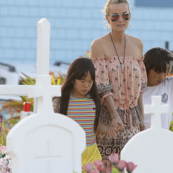 Laeticia Hallyday, ses filles Jade et Joy sont allées se recueillir sur la tombe de J.Hallyday au cimetière marin de Lorient à Saint-Barthélemy, Antilles françaises, France, le 19 avril 2018.