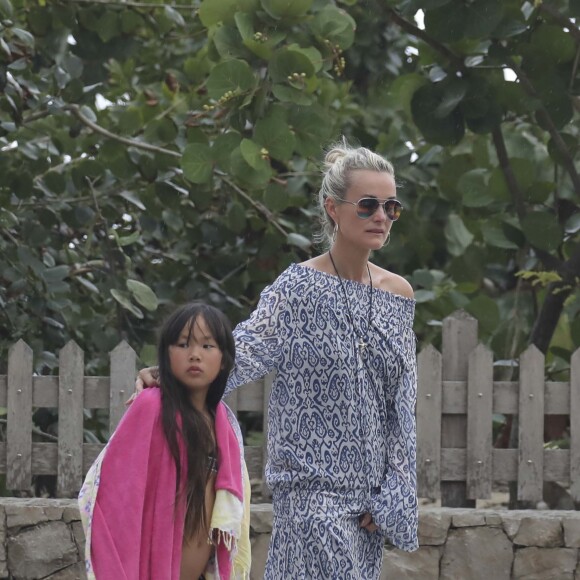 Laeticia Hallyday, ses filles Jade et Joy et Sylviane (la nounou) sont allées se recueillir sur la tombe de J.Hallyday au cimetière marin de Lorient à Saint-Barthélemy, le 16 avril 2018.