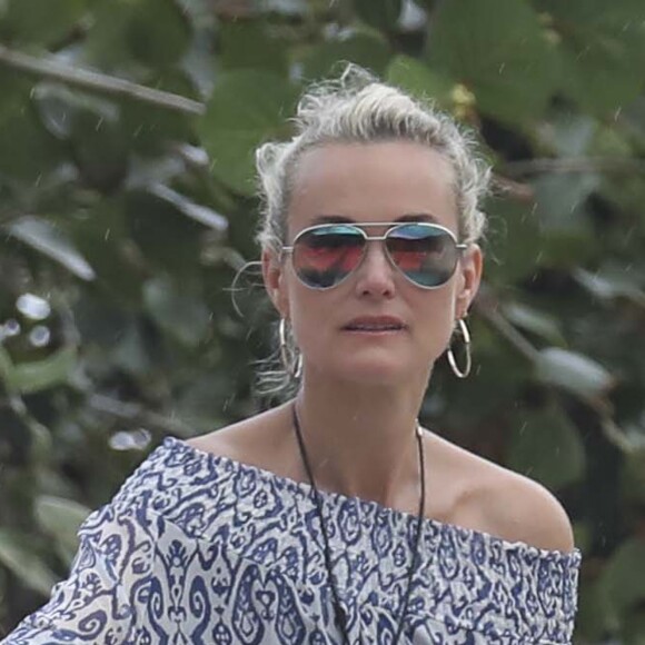 Laeticia Hallyday, ses filles Jade et Joy et Sylviane (la nounou) sont allées se recueillir sur la tombe de J.Hallyday au cimetière marin de Lorient à Saint-Barthélemy, le 16 avril 2018.