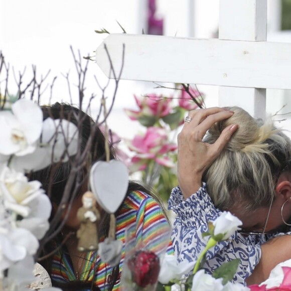 Laeticia Hallyday, ses filles Jade et Joy et Sylviane (la nounou) sont allées se recueillir sur la tombe de J.Hallyday au cimetière marin de Lorient à Saint-Barthélemy, le 16 avril 2018.