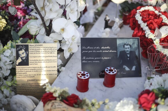 Illustrations de la tombe de Johnny Hallyday au cimetière marin de Lorient à Saint-Barthélemy le 14 avril 2018.
