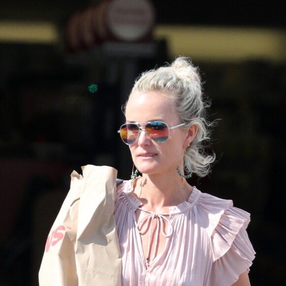 Semi-Exclusif - Laeticia Hallyday fait des courses au drugstore CVS à Pacific Palisades, Los Angeles, Californie, Etats-Unis, le 26 mai 2018.
