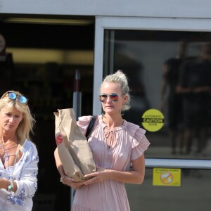 Semi-Exclusif - Laeticia Hallyday et Isabelle Camus font des courses au drugstore CVS à Pacific Palisades, Los Angeles, Californie, Etats-Unis, le 26 mai 2018.