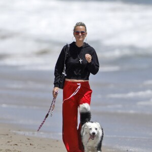 Laeticia Hallyday accompagnée de sa chienne Cheyenne va déjeuner avec Jean-François Piège et sa femme Elodie, Yaël Abrot, Christina accompagnée de sa chienne et Ezra Petronio avec sa compagne Lana Petrusevych au restaurant Nobu à Malibu le 10 mai 2018.