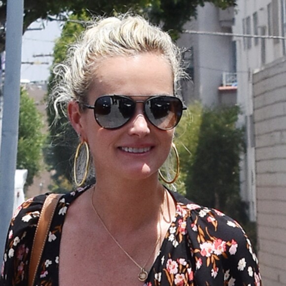 Semi-exclusif - Laeticia Hallyday se rend chez le coiffeur au salon "Mèche" à Beverly Hills le 21 juin 2018.