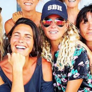 Laeticia Hallyday à Saint-Barthélemy entourée de ses amies Alessandra Sublet, Marie Poniatowski, Isabelle Camus, Hortense d'Esteve et Sylviane Destaillats. Juillet 2018.