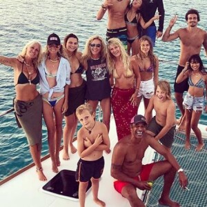 Laeticia Hallyday en bikini pour une sortie en mer avec ses filles Jade et Joy et ses amis dont Yannik Noah. Instagram, le 21 août 2018.