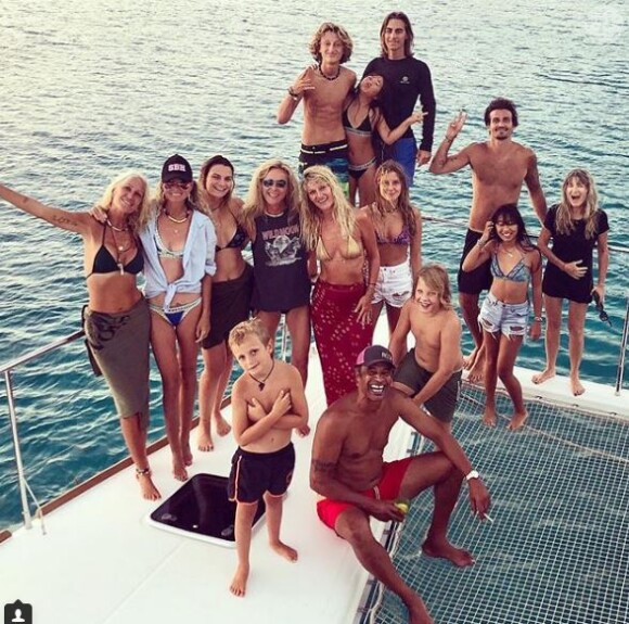 Laeticia Hallyday en bikini pour une sortie en mer avec ses filles Jade et Joy et ses amis dont Yannik Noah. Instagram, le 21 août 2018.