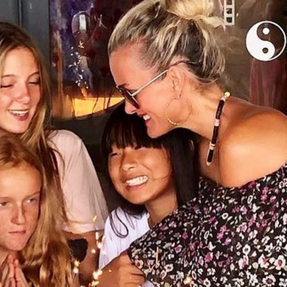 Jade Hallyday fête ses 14 ans avec sa mère Laeticia et ses amies à Saint-Barthélemy le 3 août 2018.