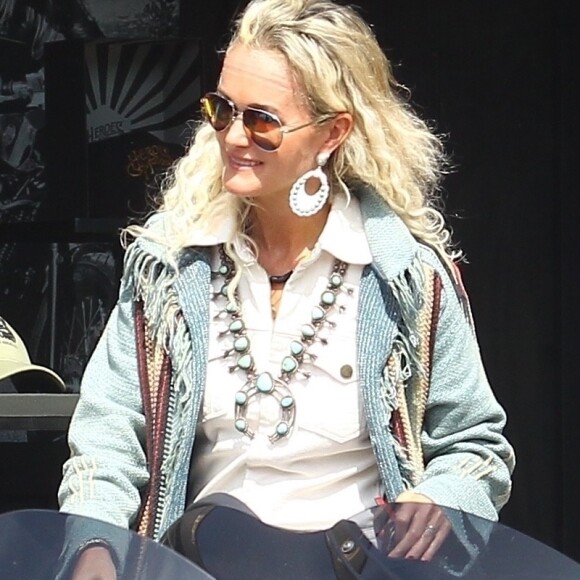 Exclusif  - Laeticia Hallyday fait une grande virée sur les Harley-Davidson de Johnny avec Pierre Billon, Philippe Fatien et Fabrice Le Ruyet (mari d'Anne Marcassus) à Los Angeles le 28 septembre 2018.