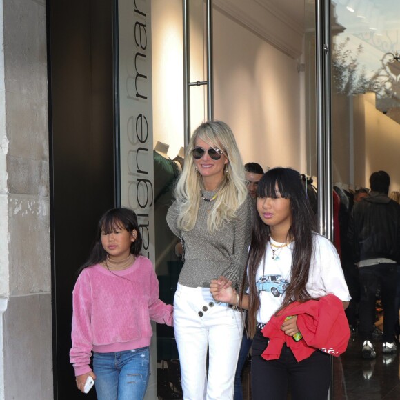 Laeticia Hallyday sort de la boutique Montaigne Market à Paris avec ses filles Jade et Joy le 9 octobre 2018.
