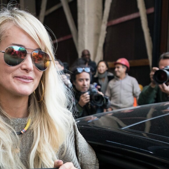 Laeticia Hallyday sort de la boutique Montaigne Market à Paris avec ses filles Jade et Joy le 9 octobre 2018.