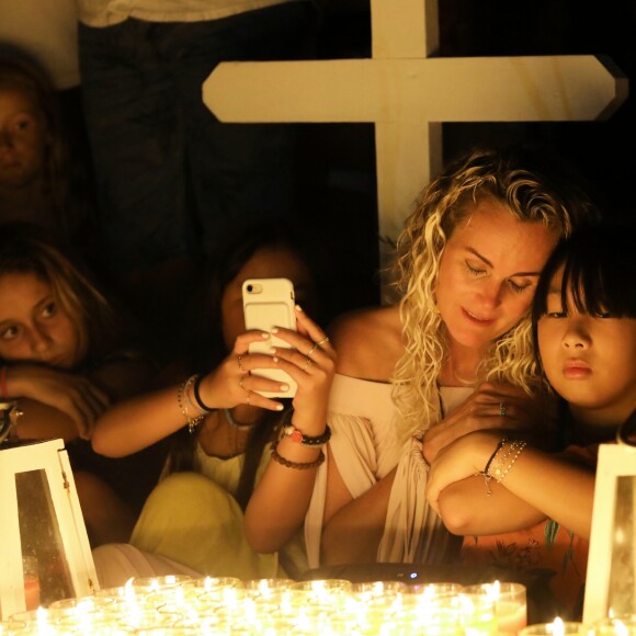 Semi-Exclusif  - Laeticia Hallyday et ses filles Joy et Jade - Veillée au cimetière de Lorient, pour le premier anniversaire de la mort de Johnny Hallyday, à Saint-Barthélemy. Le 5 décembre 2018 © Dominique Jacovides / Bestimage