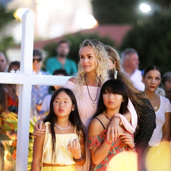 Semi-Exclusif - Laeticia Hallyday et ses filles Joy et Jade - Veillée au cimetière de Lorient, pour le premier anniversaire de la mort de Johnny Hallyday, à Saint-Barthélemy. Le 5 décembre 2018 © Dominique Jacovides / Bestimage