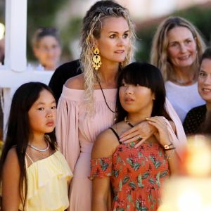 Semi-Exclusif  - Laeticia Hallyday et ses filles Joy et Jade - Veillée au cimetière de Lorient, pour le premier anniversaire de la mort de Johnny Hallyday, à Saint-Barthélemy. Le 5 décembre 2018 © Dominique Jacovides / Bestimage