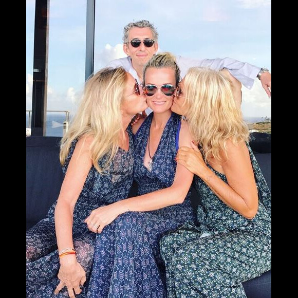 Laeticia Hallyday, souriante, pose avec ses amis Michel Klein, Liliane Jossua et Marie Ponia­­­towski à Saint-Barthélémy, avril 2018