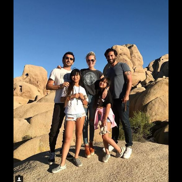 Laeticia Hallyday avec ses deux filles Jade et Joy, le producteur Jean Claude Sindres et Maxim Nucci à Joshua Tree. Instagram, le 18 juin 2018.