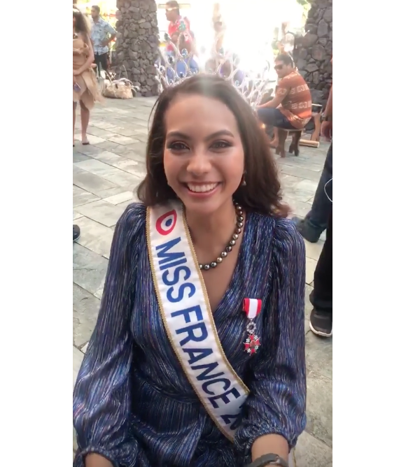 Vaimalama Chaves, Miss France 2019, de retour à Tahiti. Elle est accueillie très chaleureusement et a été décorée. Décembre 2018.