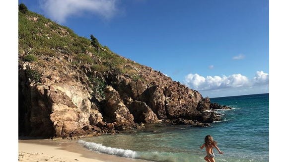Alessandra Sublet, séparée : Noël au soleil, sa fille Charlie s'amuse à la plage